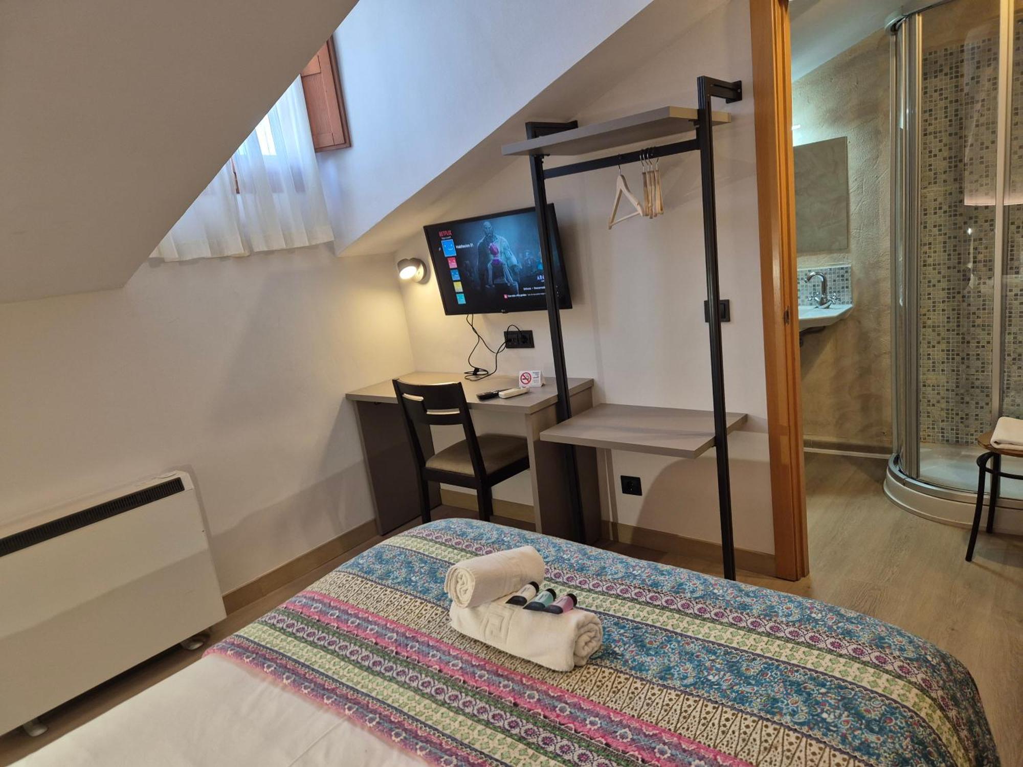 Hostal Bavieca เมดีนาเชลี ภายนอก รูปภาพ